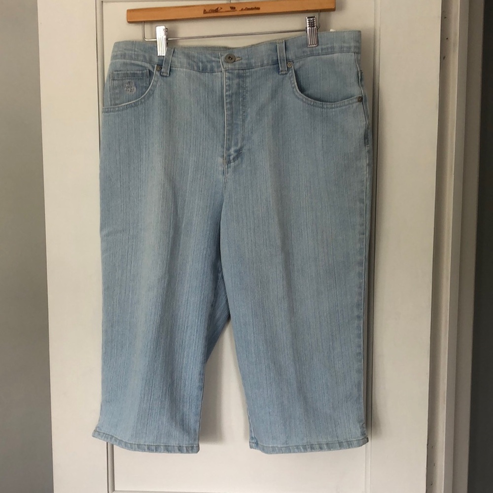Gloria Vanderbilt “Amanda” size 16. Stretch Mom Capri pants. Acid washed. EUC